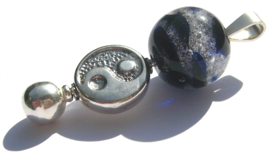 As in glaskraal met Yin Yang